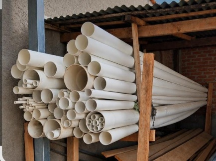 Tubos de PVC blanco diferentes diámetros longitudes